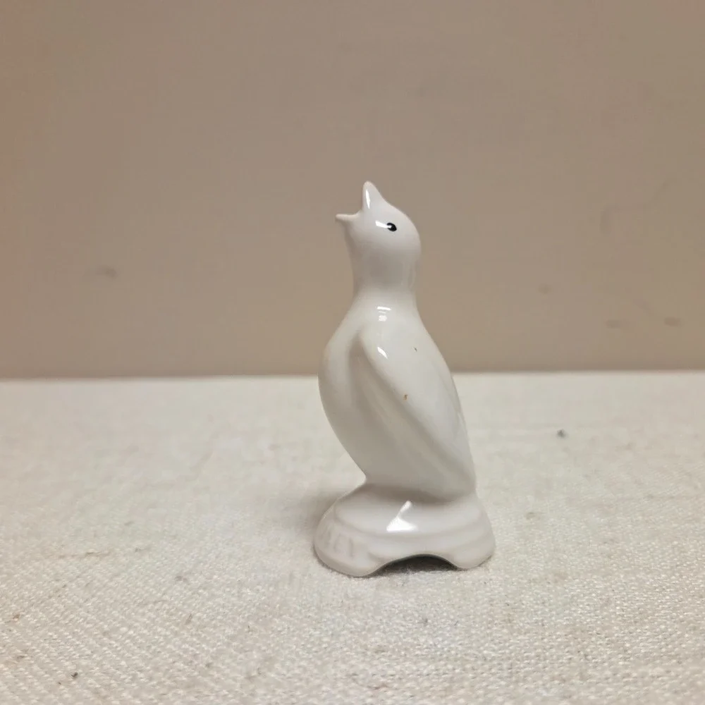Le Creuset Pie Bird Funnel White Stoneware Steam Vent Baking Tool